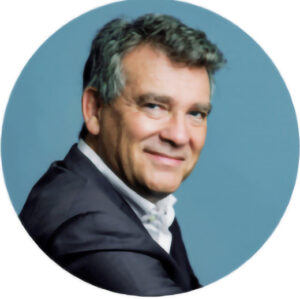 Arnaud Montebourg - Ancien ministre de l’Économie et entrepreneur passionné, Arnaud Montebourg est aujourd’hui un pionnier du Made in France. À la tête de douze entreprises et administrateur d’Origine France Garantie, il a su allier engagements politiques et initiatives entrepreneuriales. Son expérience et ses aventures dans l’univers des affaires font de lui une figure incontournable, dont le parcours et les réalisations seront dévoilés au cours de cette séquence.